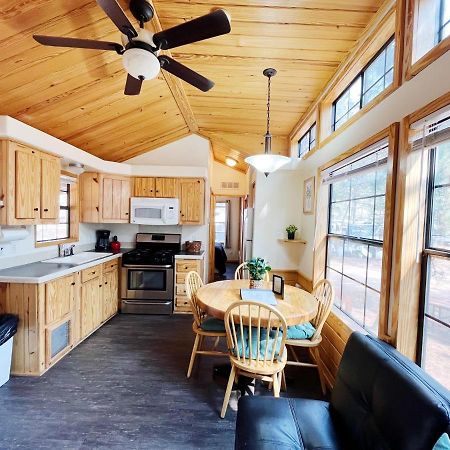 Sally'S Cabin Is A Quaint Two Bedroom Tiny Home Вудленд Парк Экстерьер фото
