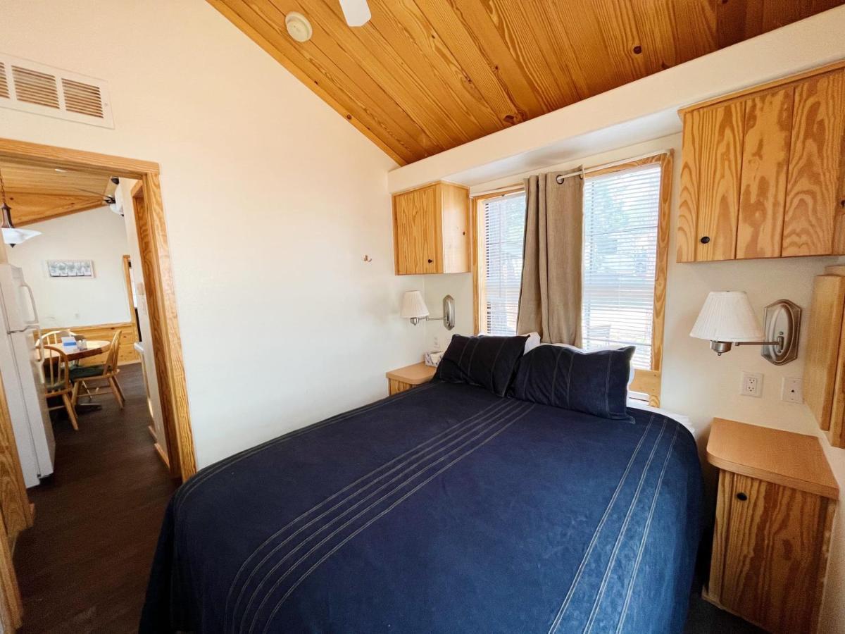 Sally'S Cabin Is A Quaint Two Bedroom Tiny Home Вудленд Парк Экстерьер фото