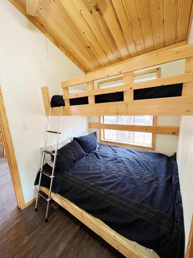 Sally'S Cabin Is A Quaint Two Bedroom Tiny Home Вудленд Парк Экстерьер фото